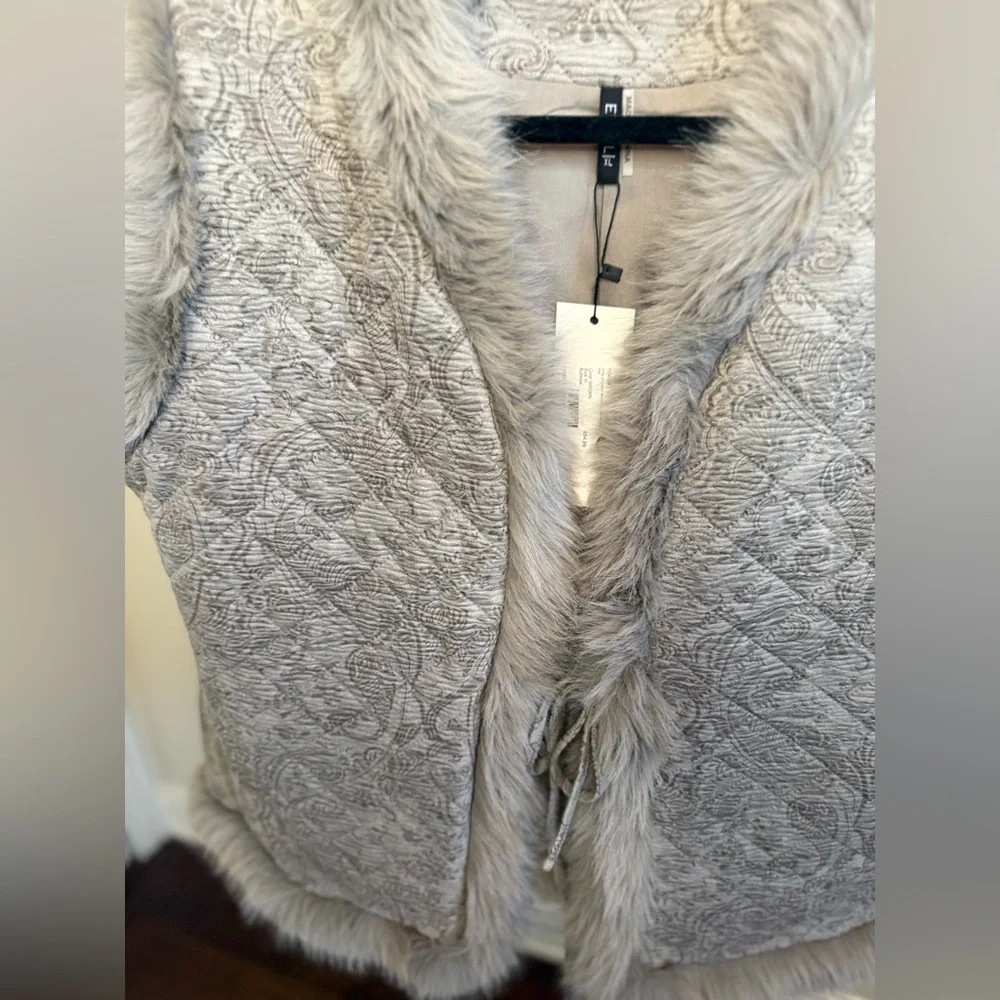 Cream Textured Vest with Faux Fur Trim – Boutique Style - Picture 3 of 6